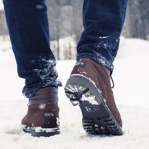 caminhando com bota discover fiero na neve