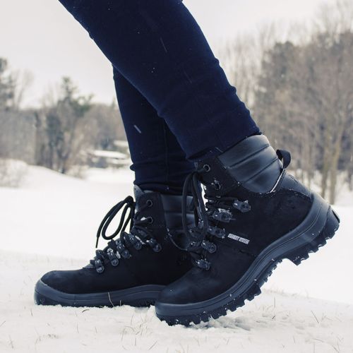 bota impermeavel feminina preta para usar na neve