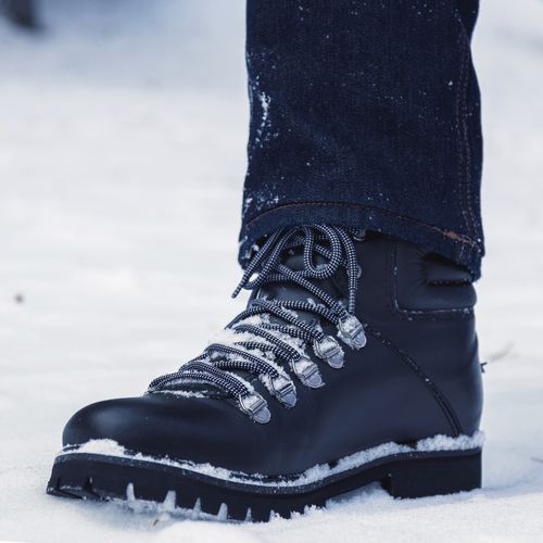 bota preta de couro forrada em la natural para  neve