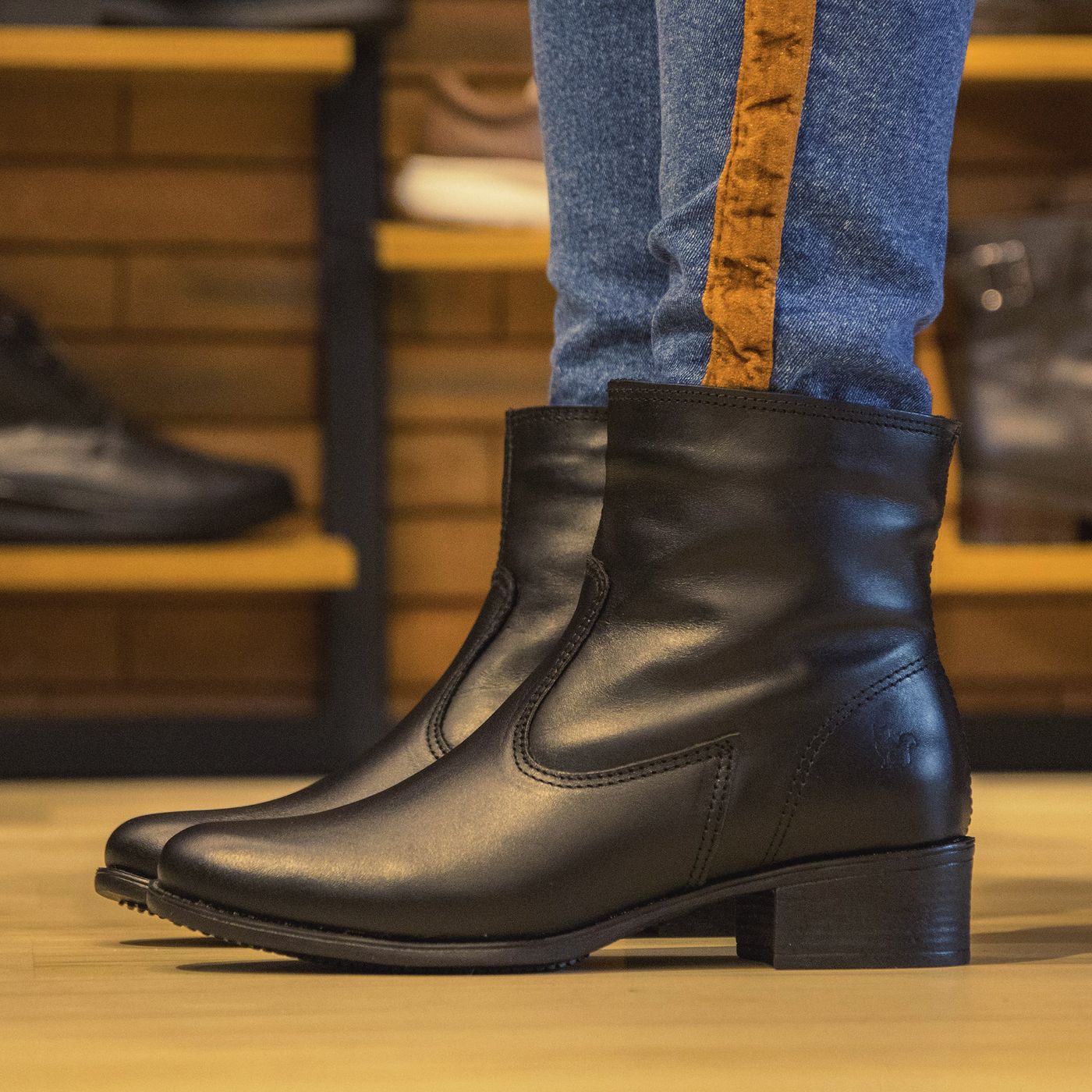 Bota montaria em couro forrada em lã natural de carneiro para o frio