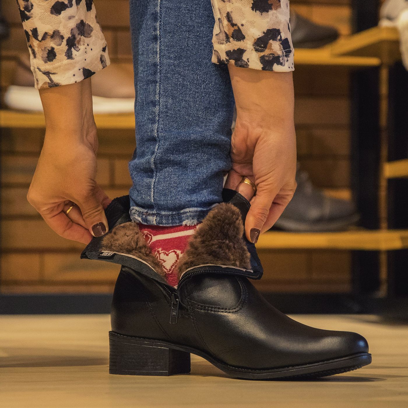 Bota Com Pelo De Carneiro Bota Feminina Montaria em Lã de Carneiro | Fiero - fieroshop