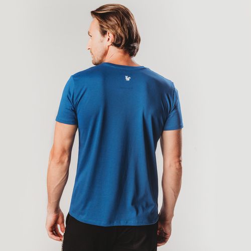 camiseta masculina azul com visual liso