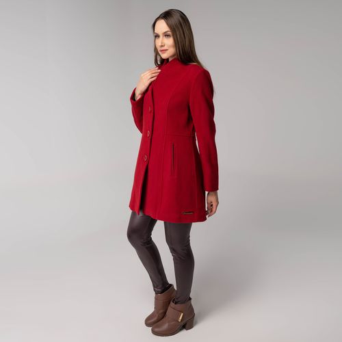 look de inverno feminino com casaco vermelho