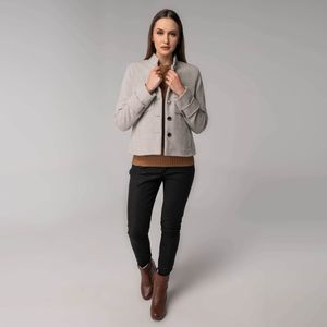 look com jaqueta curta em lã cinza claro elegante e atemporal