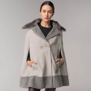 poncho feminino cinza de lã com forro térmico e gola de pelos