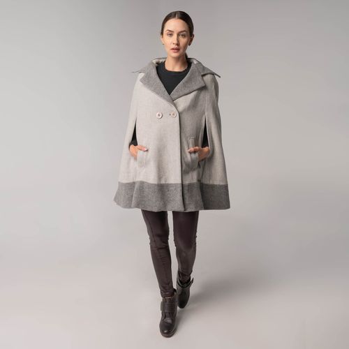 look de inverno com poncho feminino cinza claro em lã