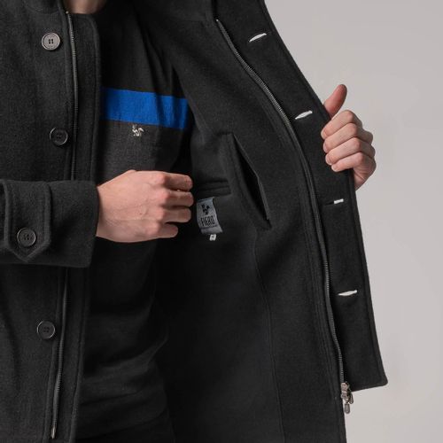 casaco fiero preto com bolsos internos