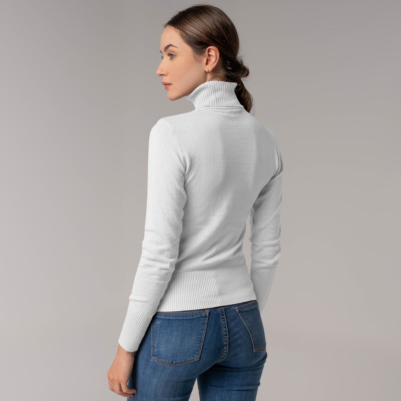 Suéter feminino branco com gola alta feito em tricot de algodão lisoem