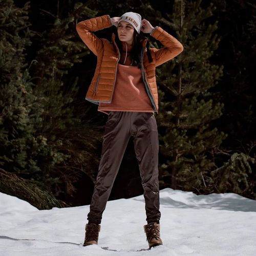 look feminino para neve com jaqueta puffer caramelo e calca jogger cafe