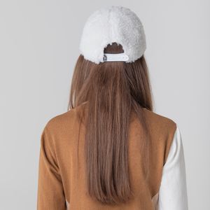 bone ajustavel com pelo branco para o inverno