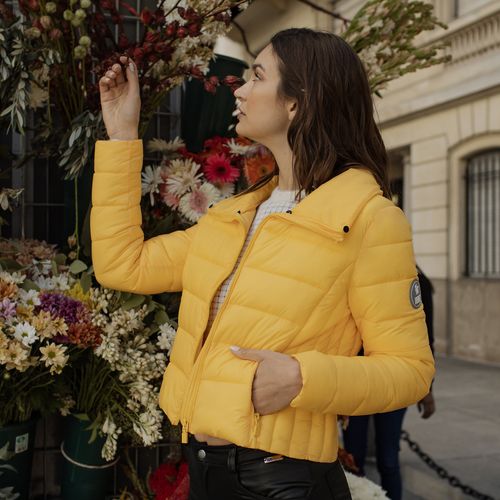 jaqueta urbana e moderna puffer curta amarela