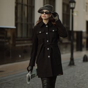 look urbano e elegante com casaco de cinto e boina
