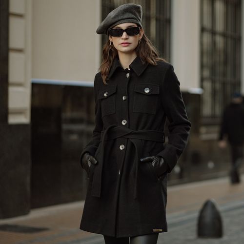 look elegante feminino europeu com casaco de cinto