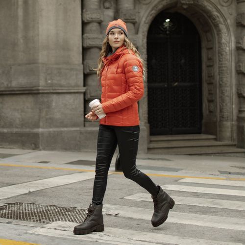 look feminino para o inverno com jaqueta puffer laranja