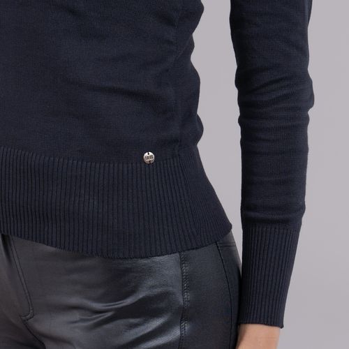 suéter preto estilo clássico