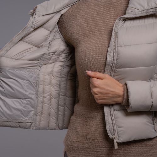 casaco curto elegante e térmico gola com pelos