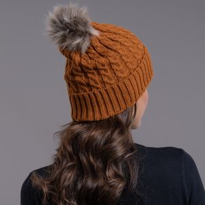 gorro tricô pompom com pelinhos marrom