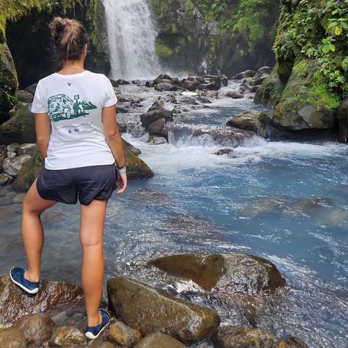 camiseta feminina branca para viajantes